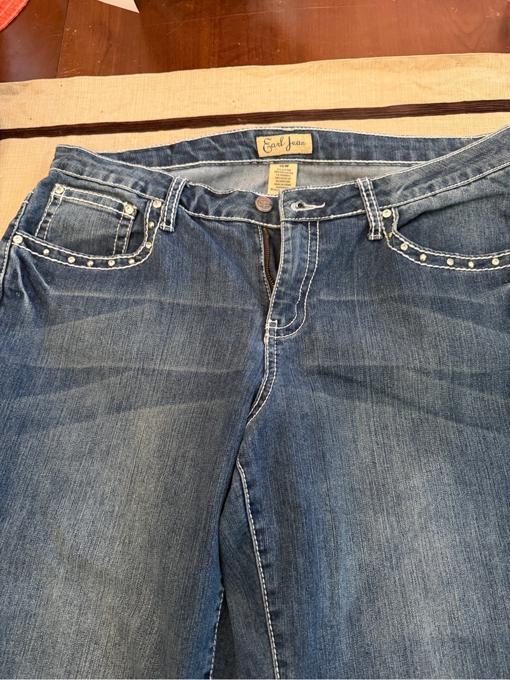 Earl Jeans Women's Medium Blue Capri Denim with Stud Accents